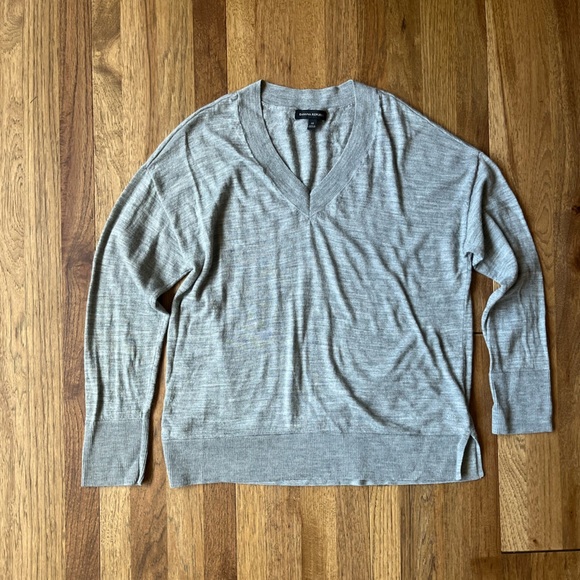 Banana Republic V Neck Gray 100% Wool Sweater Women’s Sz‎ M Lightweight - Picture 2 of 9